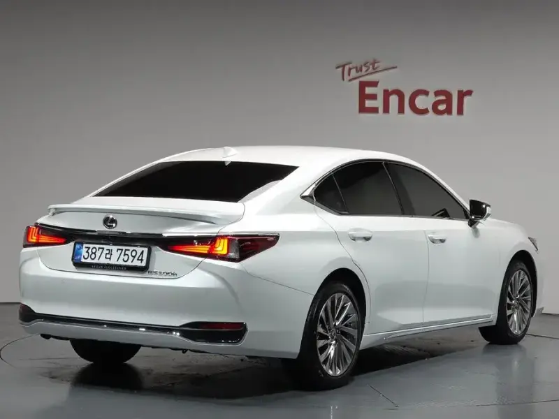2026 Lexus ES с пробегом 490 км