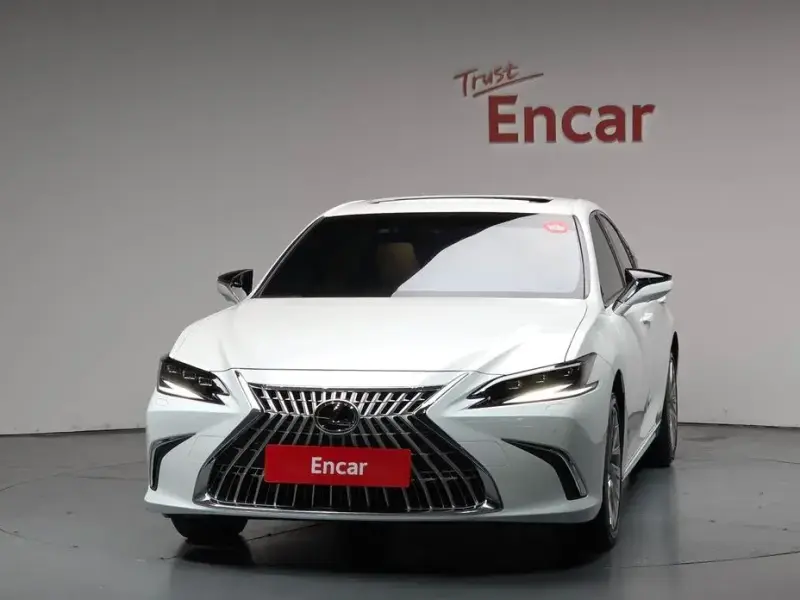 2026 Lexus ES с пробегом 490 км