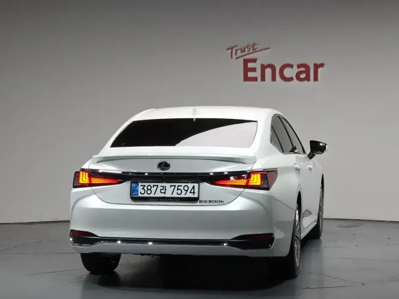2026 Lexus ES с пробегом 490 км