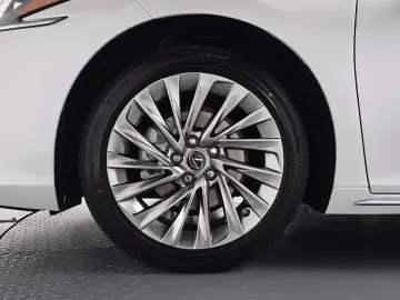 2026 Lexus ES с пробегом 490 км