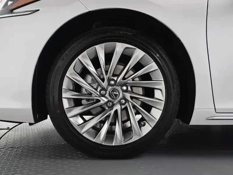 2026 Lexus ES с пробегом 490 км
