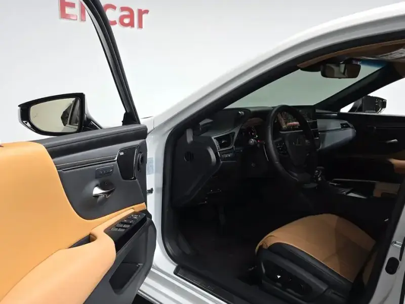 2026 Lexus ES с пробегом 490 км