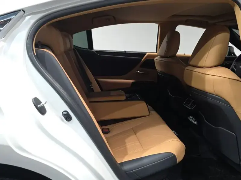 2026 Lexus ES с пробегом 490 км