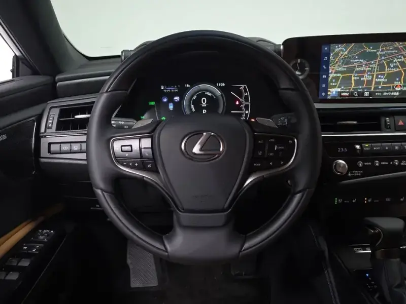 2026 Lexus ES с пробегом 490 км