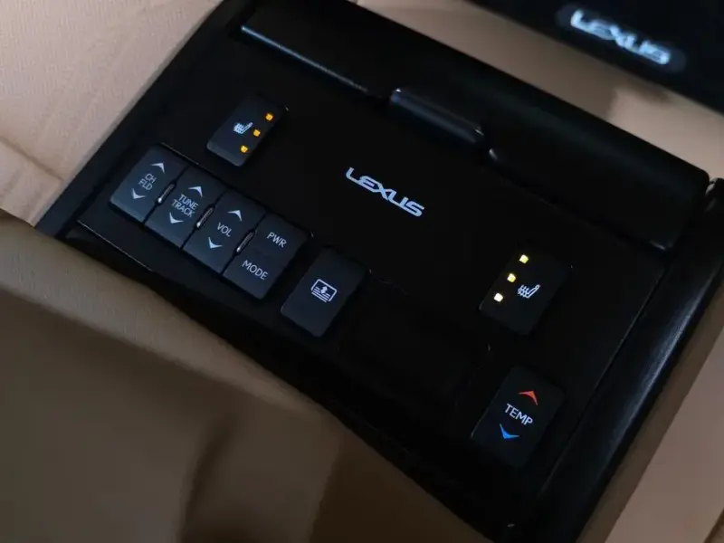 2026 Lexus ES с пробегом 490 км