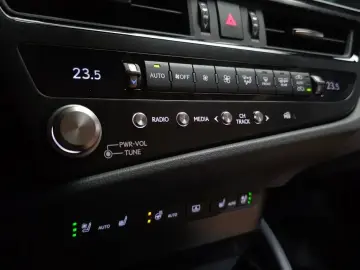 2026 Lexus ES с пробегом 490 км