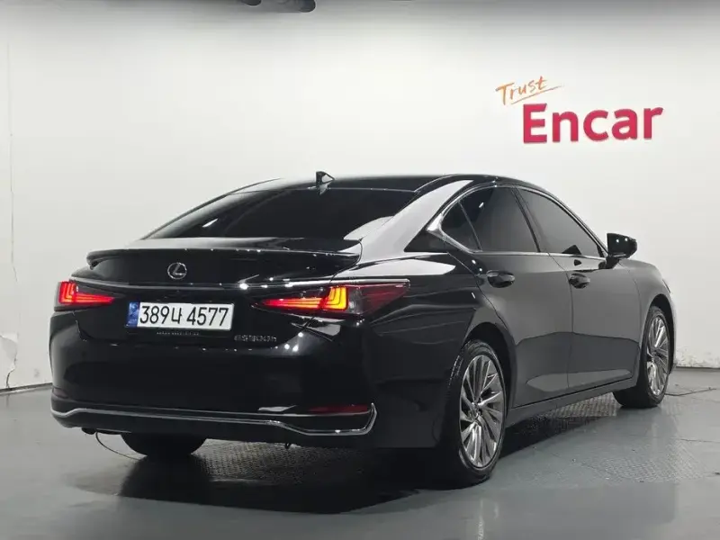 2023 Lexus ES с пробегом 14 092 км