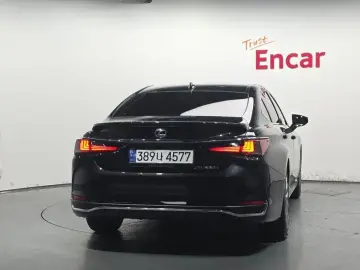 2023 Lexus ES с пробегом 14 092 км