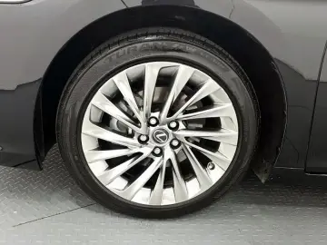 2023 Lexus ES с пробегом 14 092 км