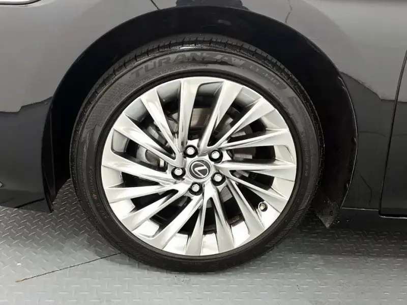 2023 Lexus ES с пробегом 14 092 км
