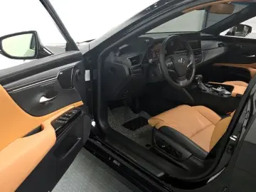 2023 Lexus ES с пробегом 14 092 км