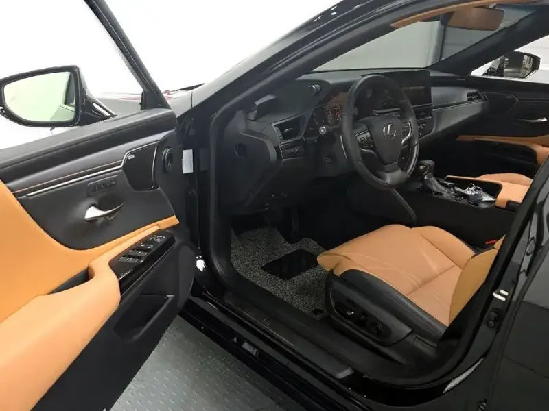 2023 Lexus ES с пробегом 14 092 км