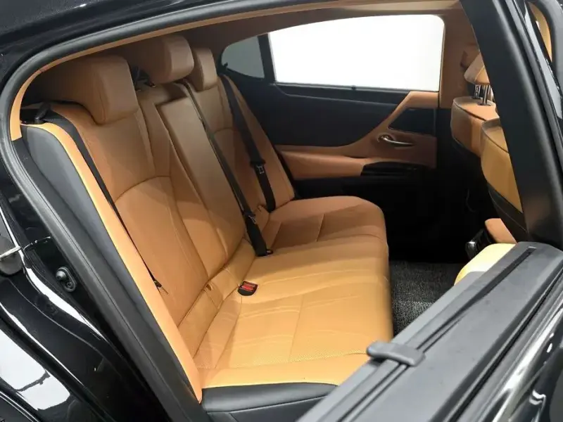 2023 Lexus ES с пробегом 14 092 км