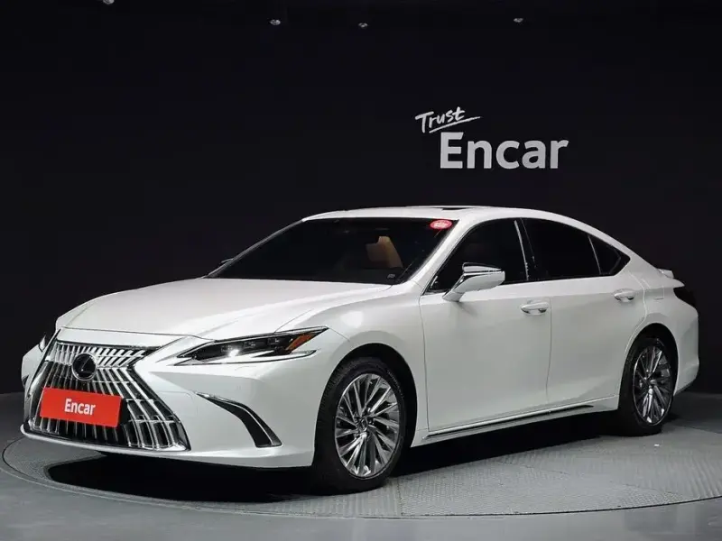 2025 Lexus ES с пробегом 4 200 км