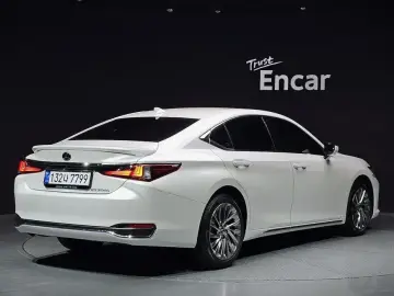 2025 Lexus ES с пробегом 4 200 км