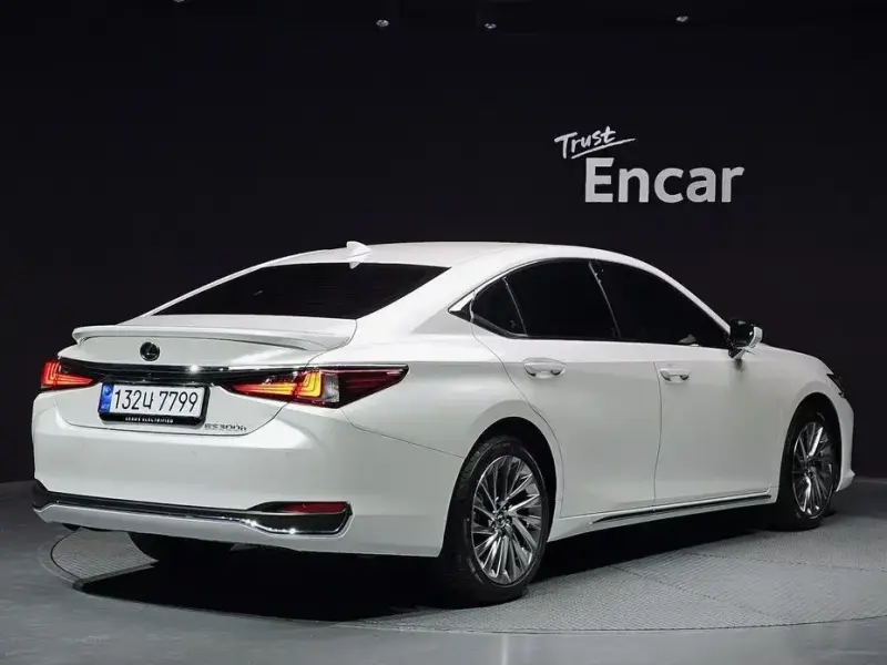 2025 Lexus ES с пробегом 4 200 км