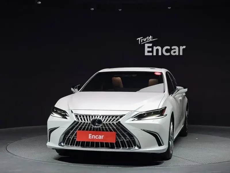 2025 Lexus ES с пробегом 4 200 км