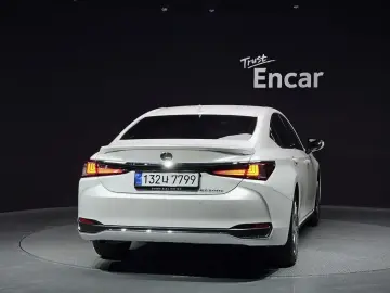 2025 Lexus ES с пробегом 4 200 км