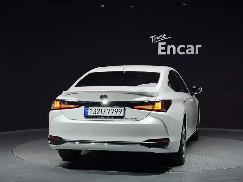 2025 Lexus ES с пробегом 4 200 км