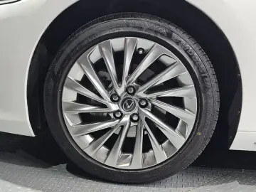 2025 Lexus ES с пробегом 4 200 км