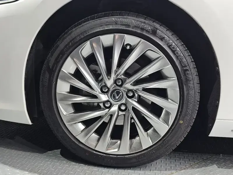 2025 Lexus ES с пробегом 4 200 км