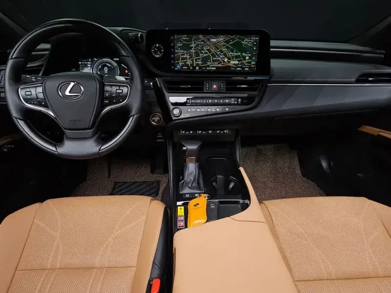 2025 Lexus ES с пробегом 4 200 км