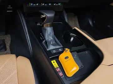 2025 Lexus ES с пробегом 4 200 км