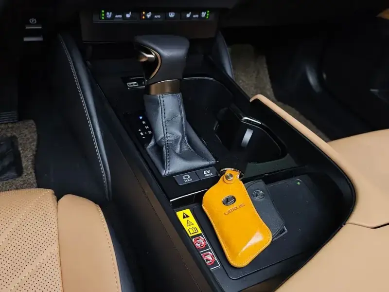 2025 Lexus ES с пробегом 4 200 км