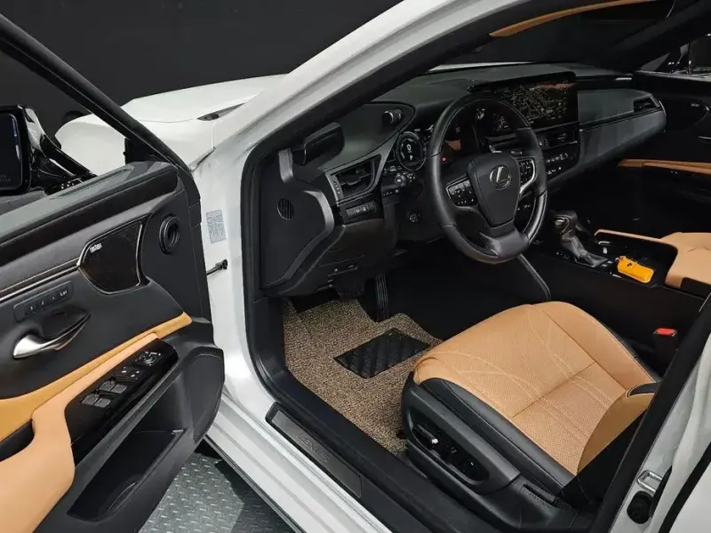 2025 Lexus ES с пробегом 4 200 км