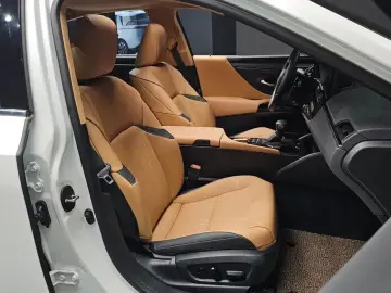 2025 Lexus ES с пробегом 4 200 км