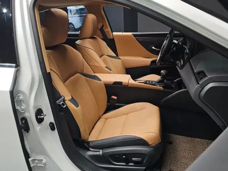 2025 Lexus ES с пробегом 4 200 км