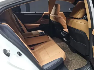2025 Lexus ES с пробегом 4 200 км