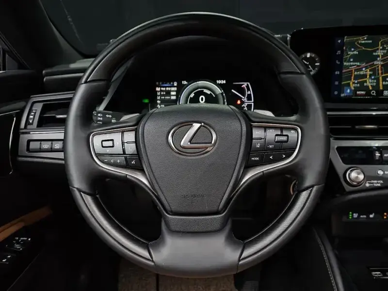2025 Lexus ES с пробегом 4 200 км