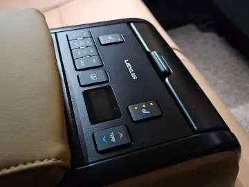 2025 Lexus ES с пробегом 4 200 км