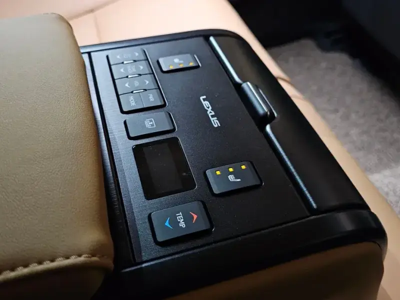 2025 Lexus ES с пробегом 4 200 км