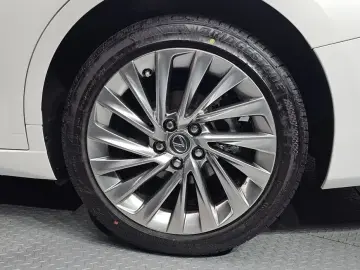 2025 Lexus ES с пробегом 4 200 км