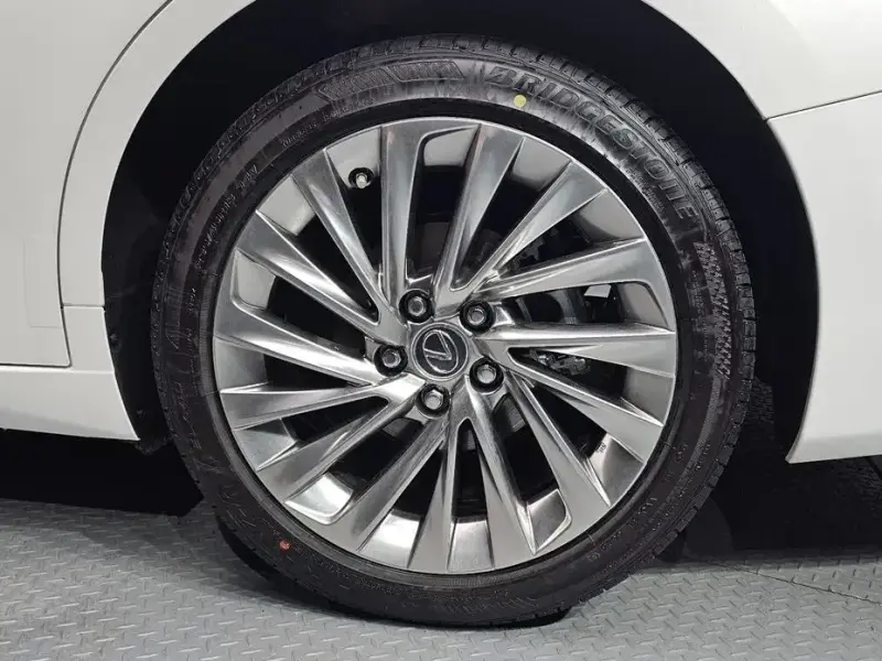 2025 Lexus ES с пробегом 4 200 км