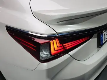 2025 Lexus ES с пробегом 4 200 км