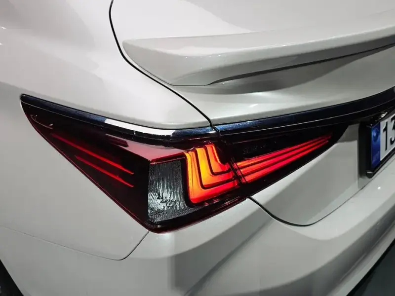 2025 Lexus ES с пробегом 4 200 км