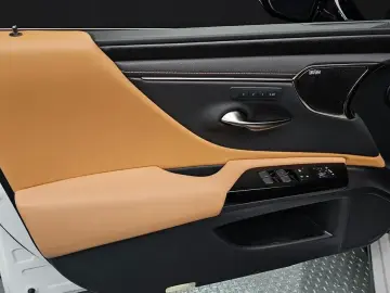 2025 Lexus ES с пробегом 4 200 км