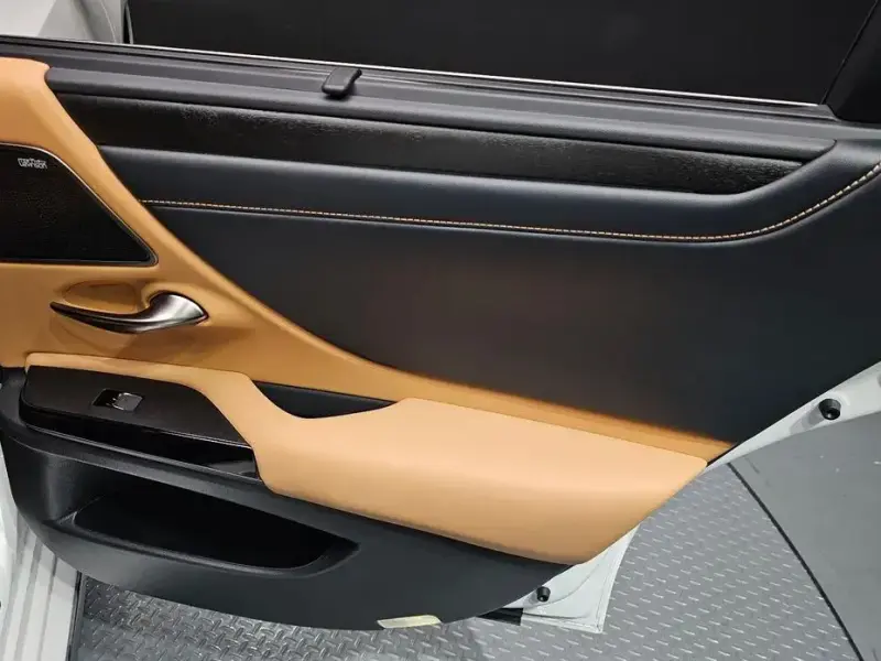 2025 Lexus ES с пробегом 4 200 км