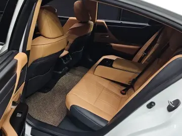 2025 Lexus ES с пробегом 4 200 км