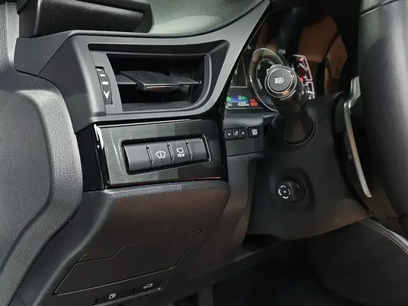 2025 Lexus ES с пробегом 4 200 км
