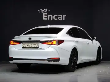 2024 Lexus ES с пробегом 33 670 км