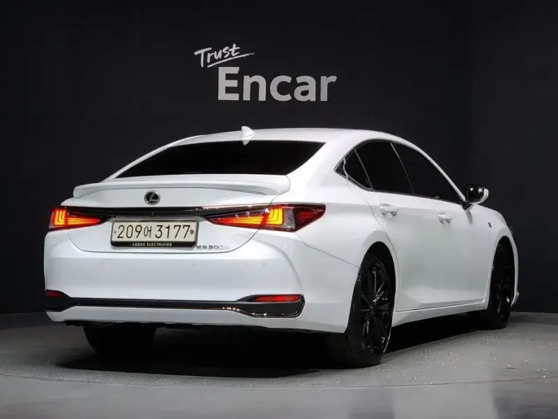 2024 Lexus ES с пробегом 33 670 км