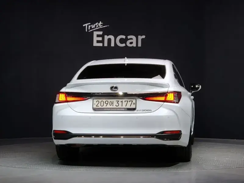 2024 Lexus ES с пробегом 33 670 км