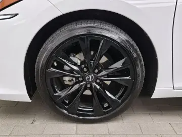 2024 Lexus ES с пробегом 33 670 км