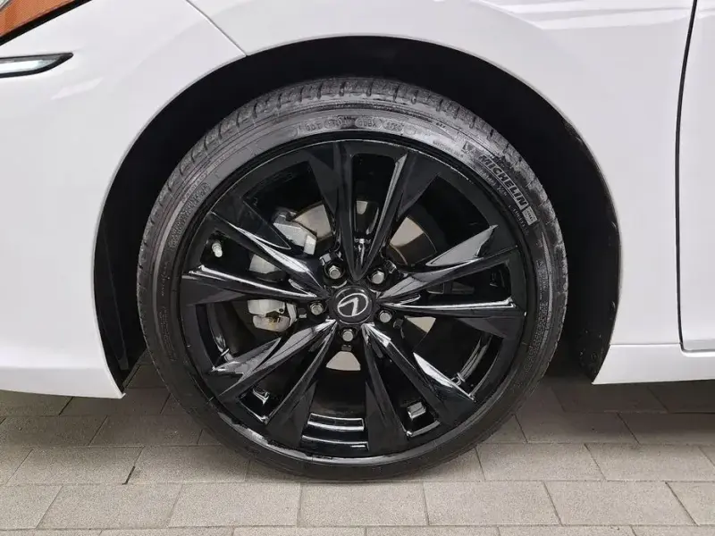 2024 Lexus ES с пробегом 33 670 км