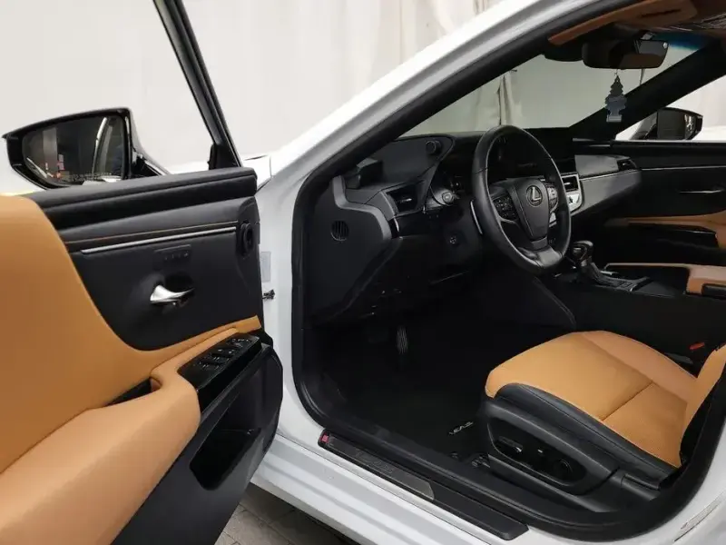 2024 Lexus ES с пробегом 33 670 км