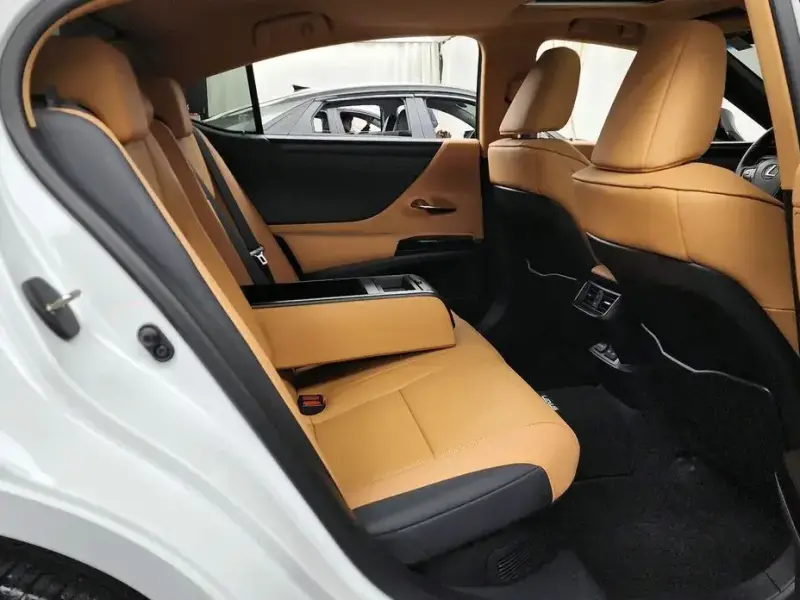 2024 Lexus ES с пробегом 33 670 км